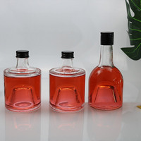 Bouteille en verre de 750 ml avec un fond encastré et un ensemble de bouchons disposés dans un motif pour sceller la bouteille à bouchon à vis.