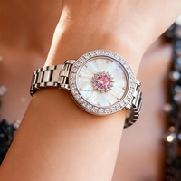 Montre-bracelet pour femme de luxe avec un ensemble de diamants, pierre précieuse rose, cadran en nacre, personnalisable, en acier inoxydable