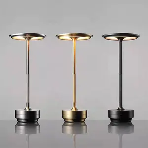 مصباح led معدني فاخر بتصميم إسكندنافي قابل للشحن ومزود بمنفذ USB يعمل ببطارية لاسلكية للمطاعم مصباح طاولة لاسلكي