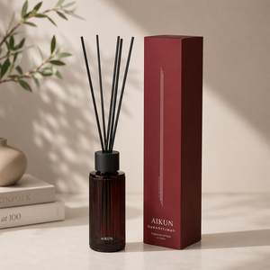 ชุดน้ำหอมกระจายกลิ่นแบบก้านไม้หอม ขนาด 1000 มล. ยี่ห้อ Aikun ขวดแก้วสีเหลืองอำพันลายริ้ว พร้อมกล่องสีแดงเบอร์กันดี พิมพ์โลโก้ด้วยเทคนิค Water Transfer สำหรับผู้ขาย ใช้ในบ้านได้ทุกกลิ่น  ขั้นต่ำในการสั่งซื้อน้อย - Product Image 2