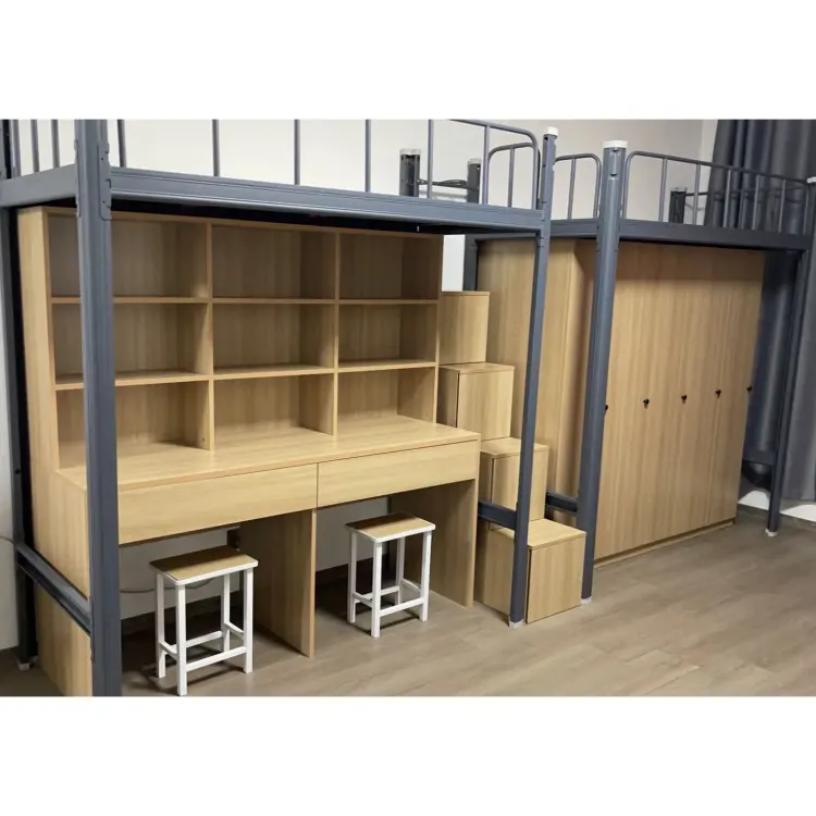 Dormitório loft para estudantes e funcionários, beliche com guarda-roupa e mesas, beliche duplo para crianças