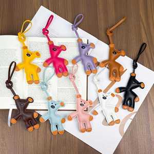 Encantador Llavero de Cuero con Diseño de Oso de Dibujos Animados, Suave y Ligero, Ideal como Regalo para Niñas y Niños - Product Image 1