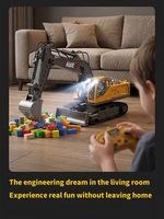 Excavatrice RC 3-en-1 en alliage 680 °   Camion de chantier télécommandé sans fil 2,4 GHz avec godet de terrassement pour enfants de 6 ans et plus