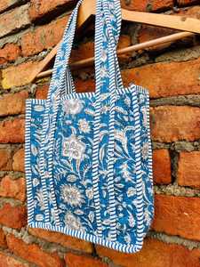 Sac fourre-tout en coton matelassé à motif floral, conçu pour un transport confortable toute la journée et un style de vie durable et réutilisable - Product Image 5