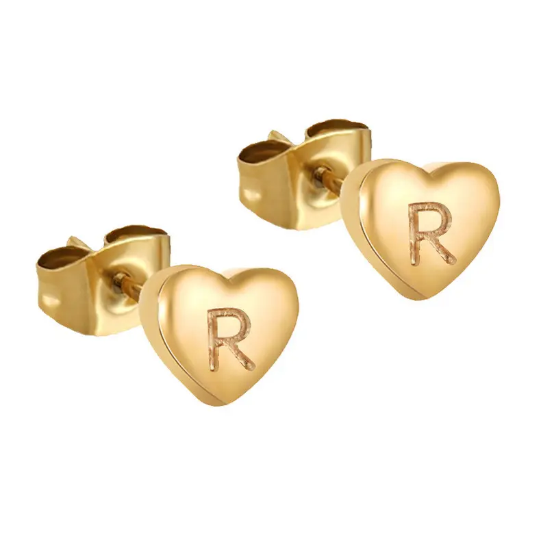 أقراط صغيرة مخصصة بحروف ذهبية صغيرة من الفولاذ المقاوم للصدأ عيار 18 قيراط ذهبية مضادة للماء أقراط على شكل قلب