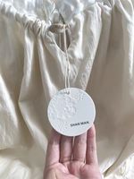 Étiquettes personnalisées recyclées pour vêtements, étiquettes suspendues en papier gaufré pour vêtements