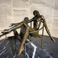 Sculpture d'art créative en bronze de style européen, représentant une femme sexy allongée sur un chaise longue en métal, couleur personnalisable pour utilisation en extérieur dans un jardin.