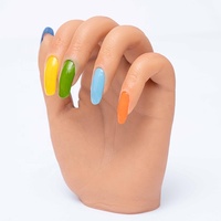 Mains de mannequin articulées en silicone pour l'entraînement au nail art et la présentation de produits, plusieurs options de couleurs