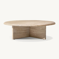 Table basse en travertin naturel à bandes, base semi-enveloppante, construction en pierre massive, meuble d'appoint pour salon de villa