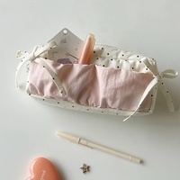 Trousse à crayons en tissu motif pois fraise, pochette de papeterie blanche avec nœud en forme de cœur et compartiment zippé