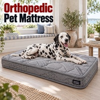 Matelas orthopédique pour chien avec matelassage gris ondulé et bordure renforcée pour un mobilier canin d'intérieur contemporain