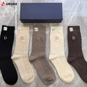 5 paires de chaussettes mi-mollet avec logo sur le revers, design décontracté et tendance, matériau épais de haute qualité pour les entraînements hivernaux - Product Image 6