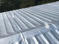 Feuille de feuille d'aluminium laminée PET anti-UV et anti-âge avec une réflectivité de 95-97% pour l'isolation des toitures en tuiles d'acier revêtues de couleur