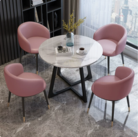 Ensemble table et chaises effet pierre moderne et compact pour réunions d'affaires et réception de clients, usage professionnel en bureau