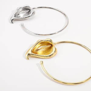 2025 nuevo collar de diseño de corazón de estilo de Metal grande exagerado Simple al por mayor collares de cuello tridimensional de hoja para mujeres - Product Image 4