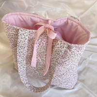 Sac fourre-tout matelassé en coton à imprimé floral pour femme avec logo personnalisé, fermeture à lacets et doublure à carreaux