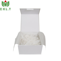 Coffret cadeau en carton estampé et gaufré à l'or pour bougies de baptême
