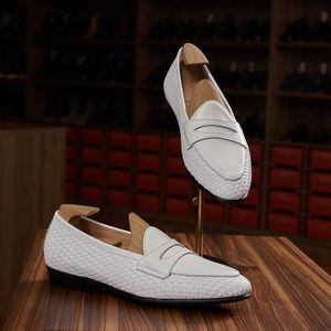 รองเท้าโลฟเฟอร์ทรงเหลี่ยมสีดำขาวสำหรับผู้ชาย พื้นยางแบบผูกเชือก ระบายอากาศได้ดี น้ำหนักเบา เหมาะสำหรับงานปาร์ตี้ ทำด้วยมือ - Product Image 3