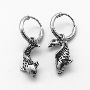 Pendientes de aro con diseño de pez Koi de Yunnique, diseño geométrico de acero de titanio, para uso diario - Product Image 5