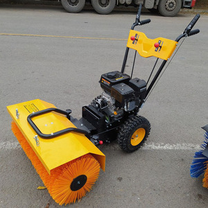 Déneigeuse à brosse rotative avec pneus antidérapants et double chaîne, type manuel à pousser - Product Image 6