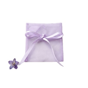Pochette en organza personnalisée avec fermeture à rabat et ruban pour les cadeaux de mariage, les bijoux, les petits cadeaux, l'emballage - Product Image 1