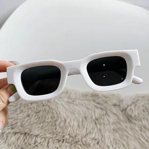 Gafas de sol cuadradas blancas para mujer, montura de PC UV375, lentes AC, protección UV 100%, tipo 3, montura blanca lechosa - Product Image 2