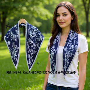Sciarpa triangolare multifunzionale 135x60 cm con stampa floreale per donna - Product Image 3
