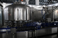 Machine de remplissage rotative compacte pour l'eau de coco et les boissons protéinées avec doseur d'azote, prolonge la durée de conservation, réduit l'oxydation
