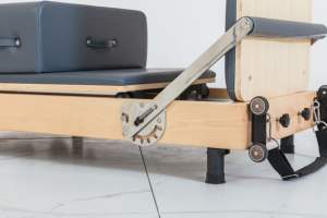 Machine de Pilates pliable en bois et cuir microfibre, équipement de Pilates personnalisé pour studio de yoga, directement de l'usine - Product Image 2