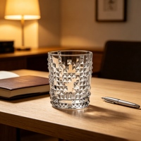 Verre à whisky en cristal à motif cubique de 290 ml avec bord texturé. Prise en main sécurisée et base stable. Idéal pour les cocktails au bourbon et au scotch.