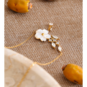 JINYOU 5279 Exquisito Collar con Colgante de Flor y Hoja de Circonita Cúbica, Cadena Fina de Acero Inoxidable Chapada en Oro para Mujer - Product Image 2