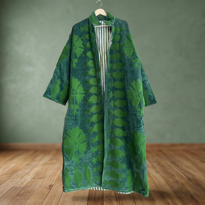 Vente en gros de manteaux longs en velours vert foncé faits à la main sur mesure avec broderie appliquée motif grenade vert ton sur ton - Product Image 1