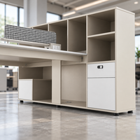Poste de travail modulaire moderne avec écran de confidentialité, armoire de rangement haute, étagères ouvertes et accès aux câbles pour bureaux
