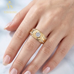 Anillo de Hombre con Moissanita Redonda Chapado en Oro de 14K, Banda de Cuatro Puntas con Piedras Laterales para Boda o Compromiso - Product Image 4