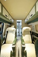 Aménagement intérieur VIP de luxe pour Sprinter Van : Ensemble complet de sièges capitaine en cuir matelassé, armoire de rangement supérieure et cloison.