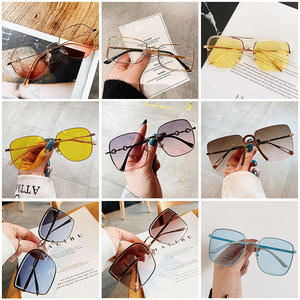 แว่นกันแดดโลหะสำหรับผู้หญิง Qianai กรอบใหญ่ทรงไม่สมมาตร ป้องกันรังสียูวี 400 รุ่นที่ 3 ดีไซน์ทันสมัยสไตล์เกาหลี - Product Image 4