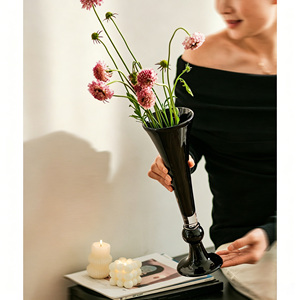<span class=keywords><strong>Vase</strong></span> en verre noir rétro sur pied, récipient de luxe esthétique Hepburn, centre de table design de niche pour arrangement floral - Product Image 5