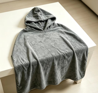 Couverture à capuche en flanelle épaisse et sherpa, motif personnalisable, idéale pour regarder la télévision ou comme pyjama.