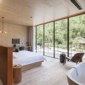 Meubles de chambre d'hôtel pour station de ski sur mesure, suite en bois massif de style chaleureux pour projet hôtelier haut de gamme en montagne - Product Image 5