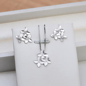 อุปกรณ์ทำเครื่องประดับ DIY สุดฮิต เงินแท้ S925  จี้เงินเรียบ 3 ดอกไม้เล็ก  ฐานเปล่าสำหรับใส่ไข่มุก 4-5 เม็ด  สำหรับทำเครื่องประดับ - Product Image 5