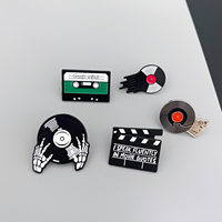 Lot de badges émaillés vintage sur le thème de la musique et du cinéma : cassette audio, claquettes de cinéma, main squelette – Broches métalliques pour sacs à dos et vêtements