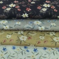 Tissu en sergé de coton tissé 185 GSM imprimé numériquement à motif de petites fleurs et de cœurs pour vêtements et literie pour enfants