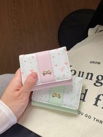 Dompet pendek minimalis bermotif bunga dengan pita untuk wanita.