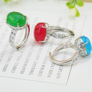Anello regolabile in stile vintage con apertura, elegante design con pietra verde, gioiello da donna per tutti i giorni - Product Image 3