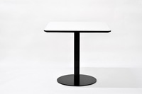 Table de café carrée moderne avec plateau en stratifié de chêne et base en métal noir