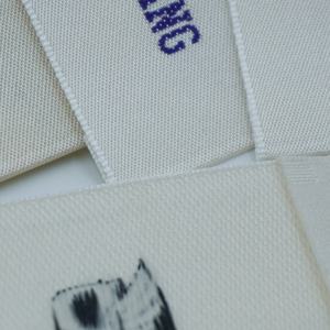 Fabrikpreis Maßgeschneiderte Logo-Gewebetiketten Damast-Satin Marken-Etiketten für Kleidung und Taschen Rechteckiges Muster Gewebetikett - Product Image 4