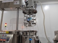 Machine à homogénéiser et à mélanger sous vide pour la fabrication de crèmes cosmétiques, émulsifiant et mélangeur de crème