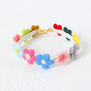 Adorno para Collar de Perro o Gato, Hecho a Mano, Elegante, Clásico, de Terciopelo, con Diseño Floral de Girasol - Product Image 3