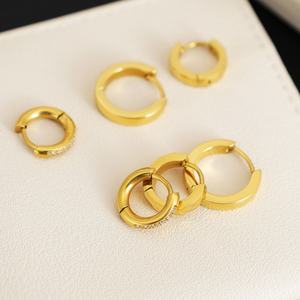 Aretes de Acero Inoxidable Personalizados al por Mayor, Resistentes al Agua, Chapados en Oro de 18k, con Diamantes Finos, Tipo Aro, para Mujeres y Adolescentes - Product Image 4