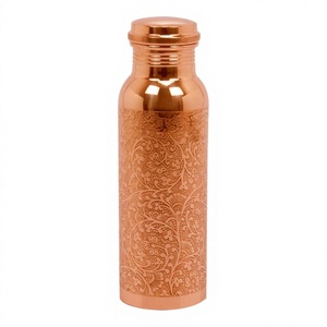 Axiom Home Accents Botella de agua de cobre con acabado antiguo Vasos de plástico Beneficios ayurvédicos para beber directamente para el hogar y la Oficina - Product Image 1